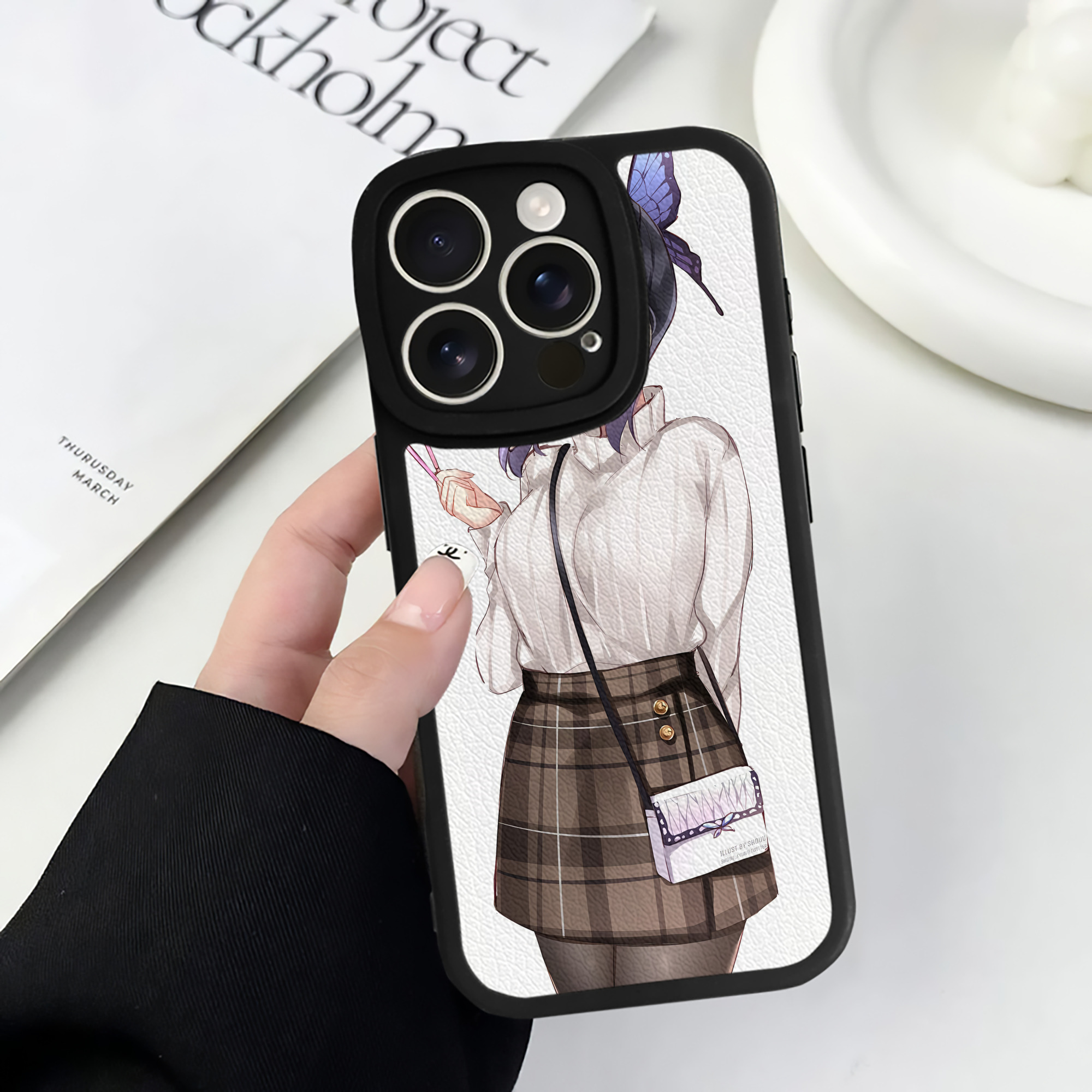 （画像用） 鬼滅の刃（きめつのやいば）蟲柱-胡蝶 しのぶ／こちょう しのぶ Kochou Shinobu 【iPhone 16シリーズ対応】シリコンスマホケース（レザー調） 材質：シリコン